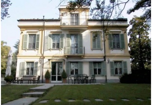 Vista frontale di villa classica