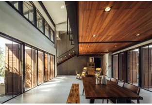 Vista interna di un appartamento moderno con finiture in legno