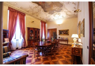 Salone con soffitti affrescati in stile classico